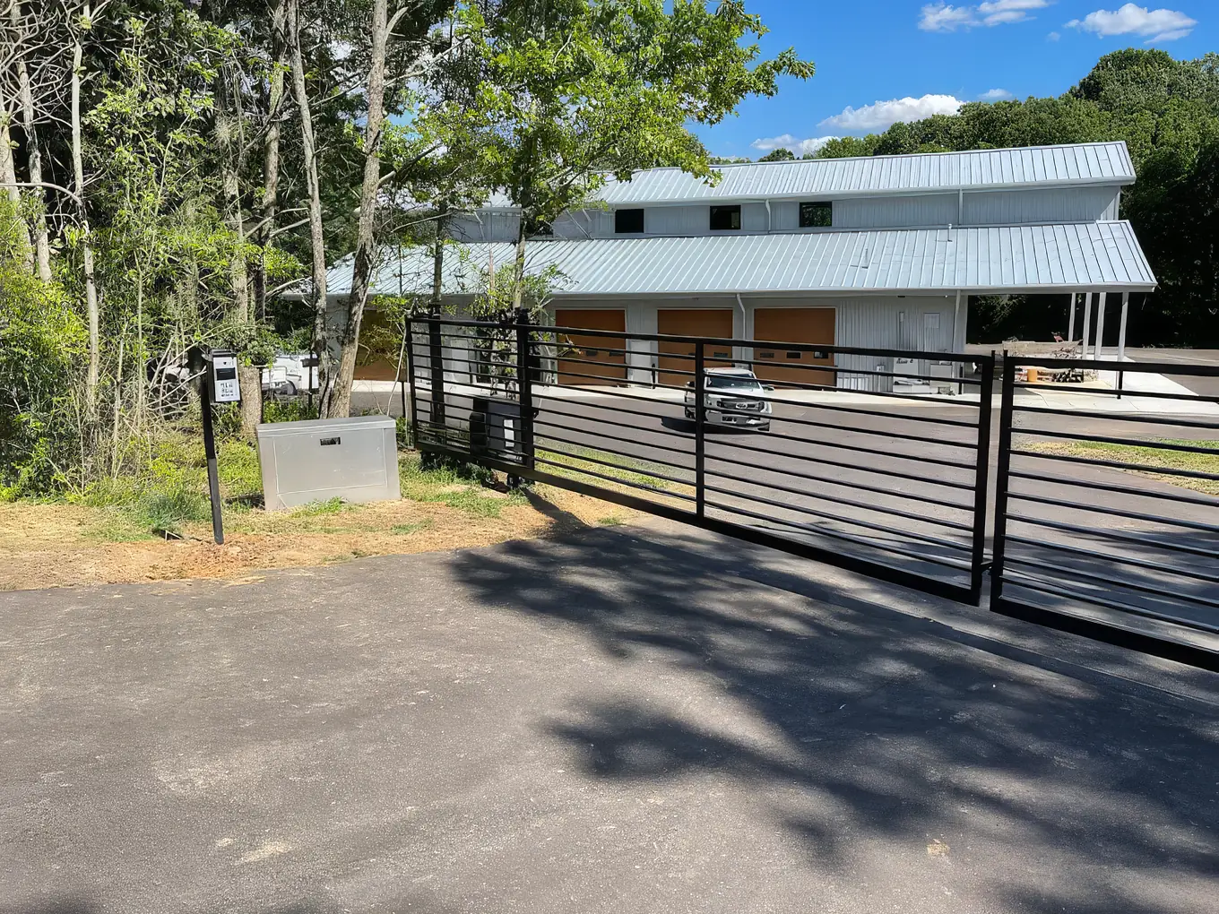 Horizontal rail automatic gate securing the entrance to a commercial workshop facility